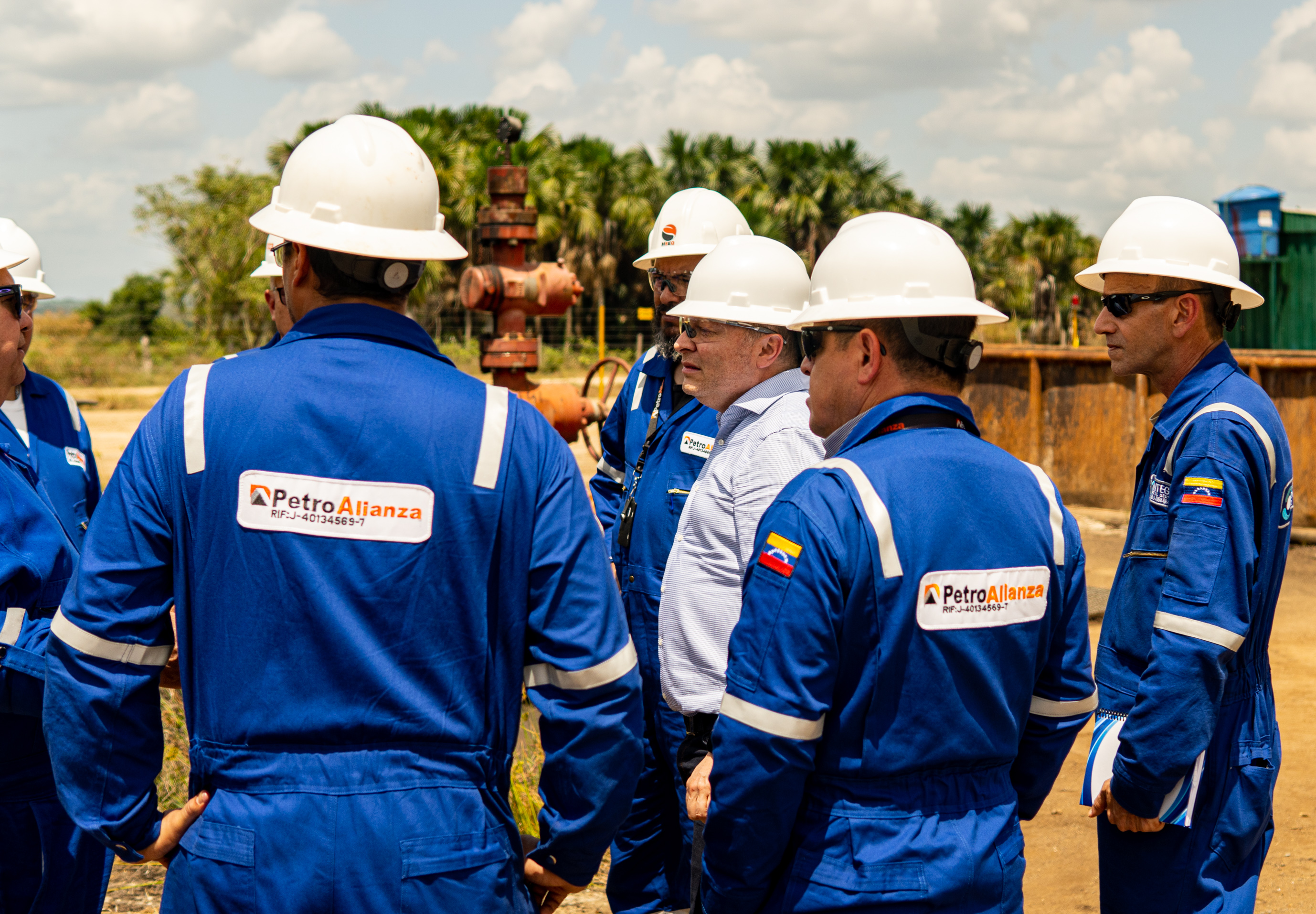 Equipo PetroAlianza coordinando en campo