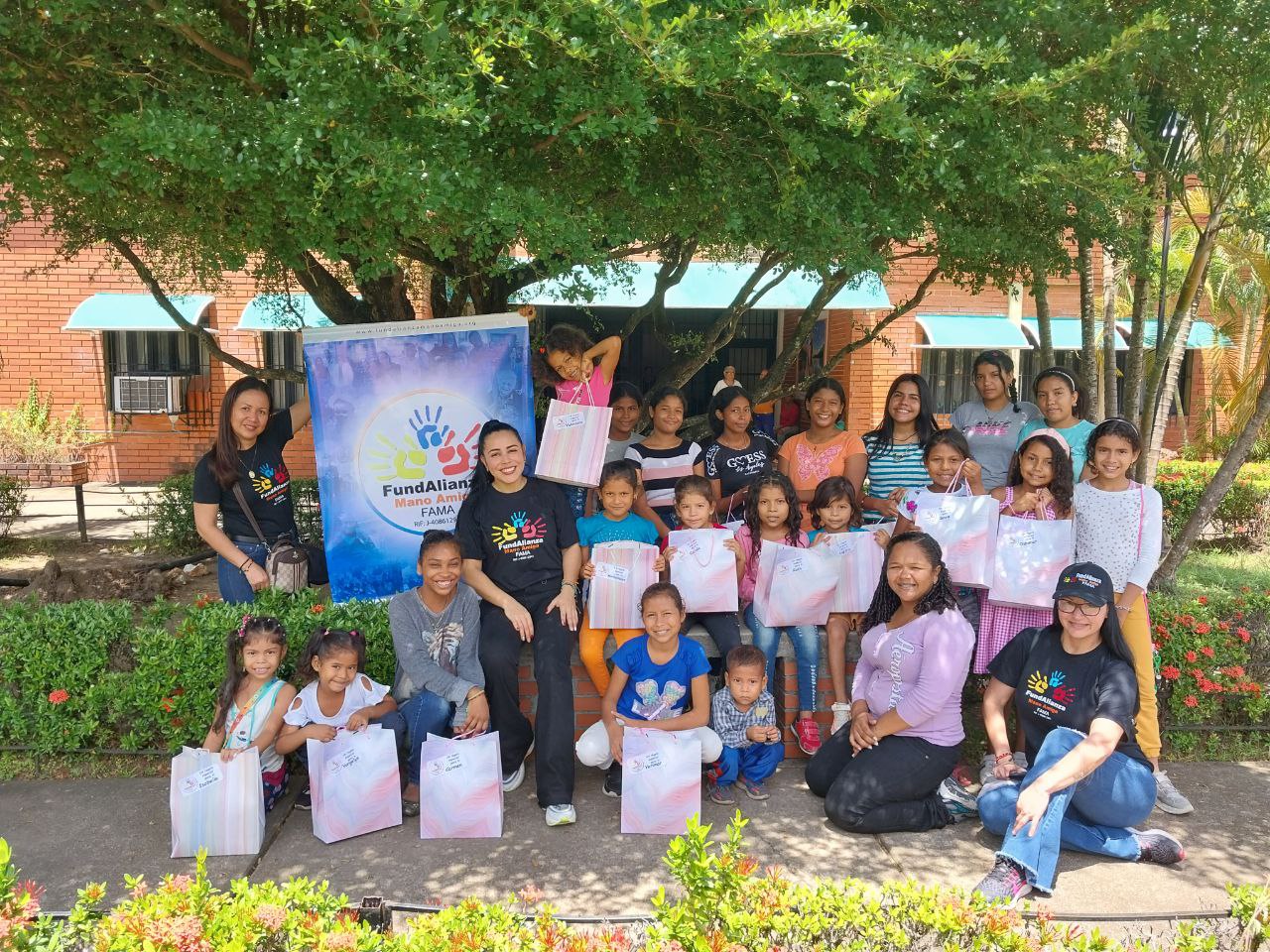 Jornada comunitaria de Fundalianza con niños, voluntarias y entrega de apoyos en un espacio abierto.