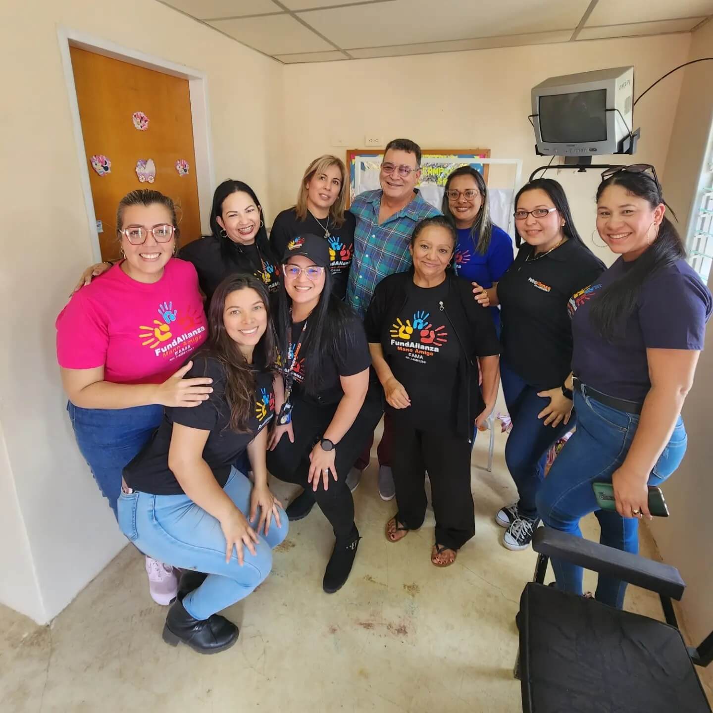 Equipo de Fundalianza durante visita institucional y actividad de acompañamiento social.