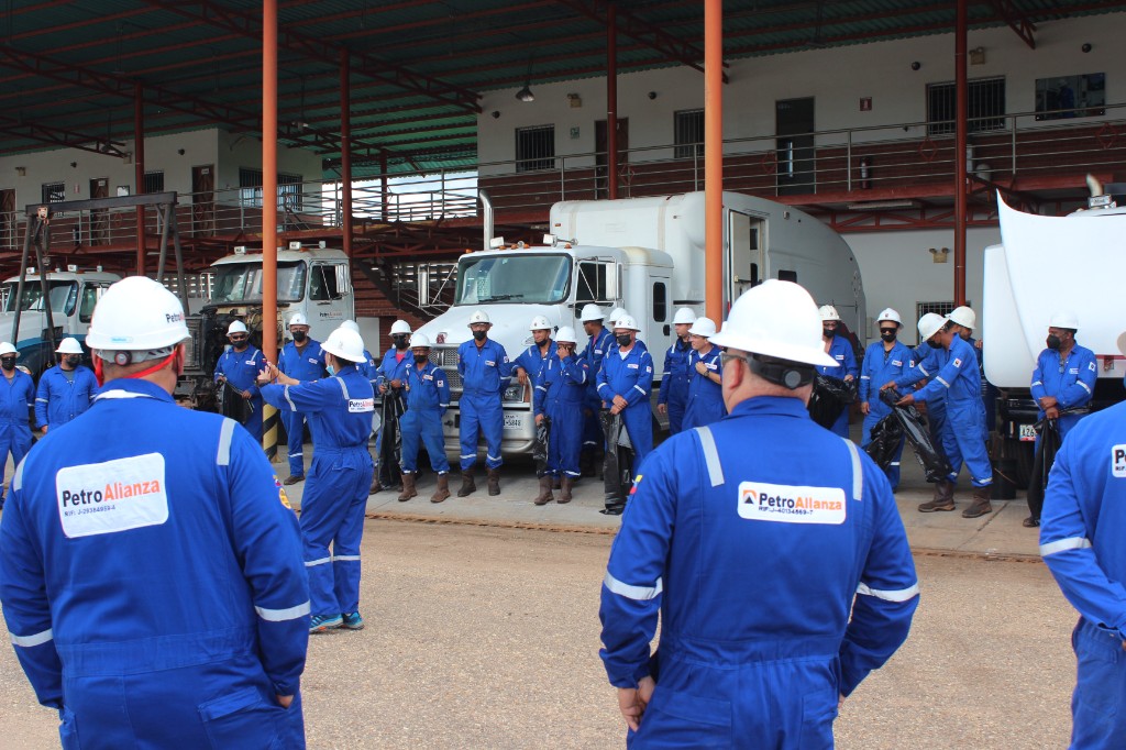 Equipo PetroAlianza en reunión operativa de campo