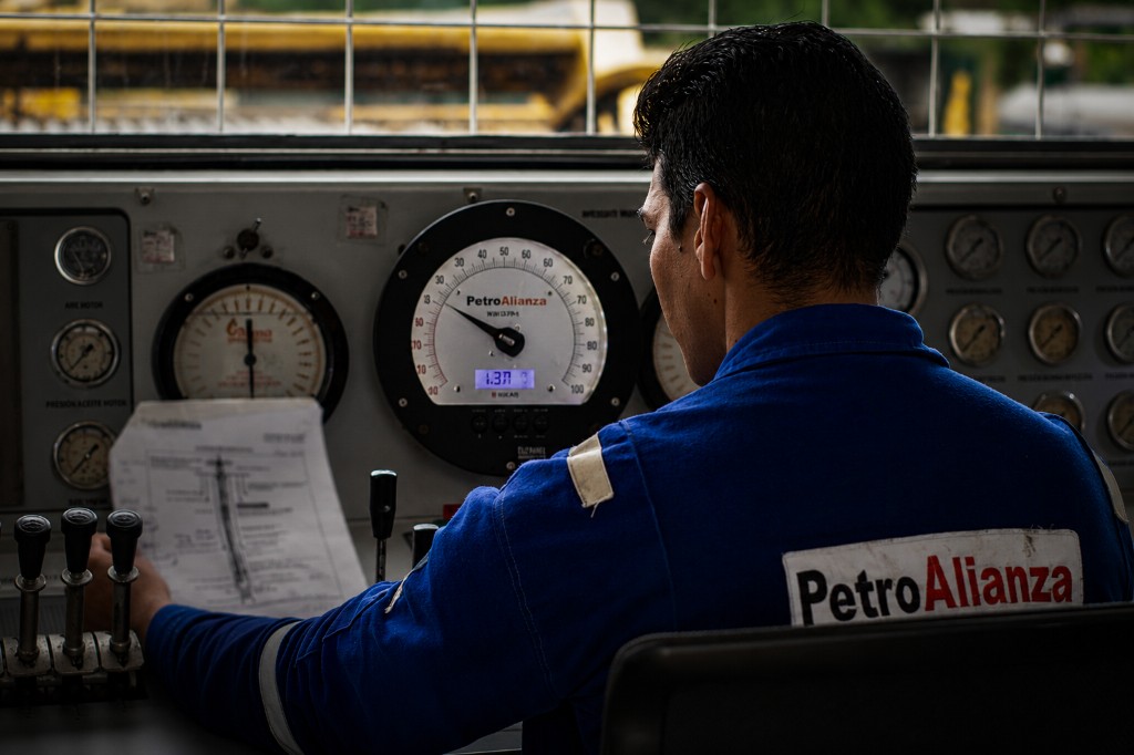 Operador PetroAlianza en panel de control