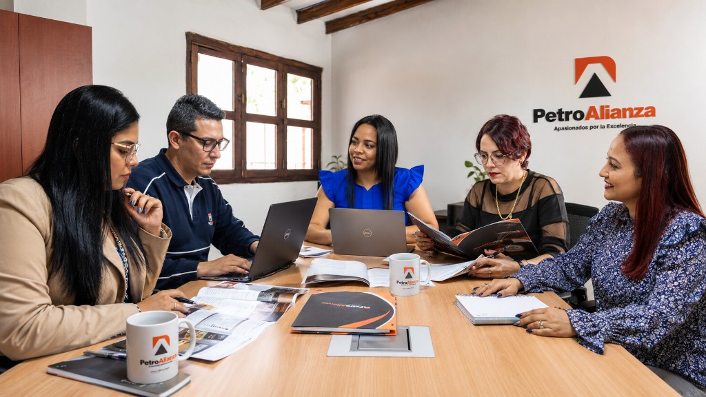 Equipo PetroAlianza en reunión de trabajo