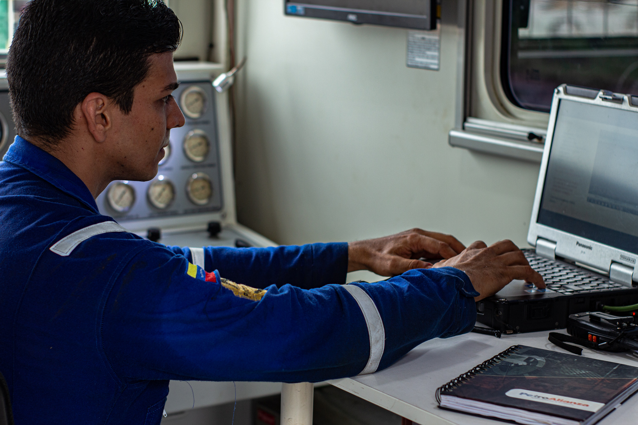 Especialista de PetroAlianza evaluando información técnica en estación de control